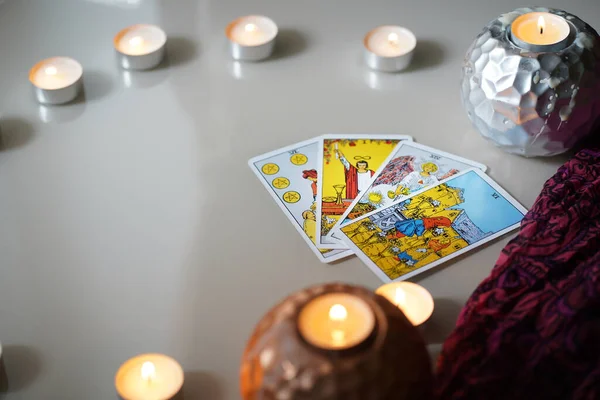 Ritual místico desfocado com cartas de tarô e velas. — Fotografia de Stock