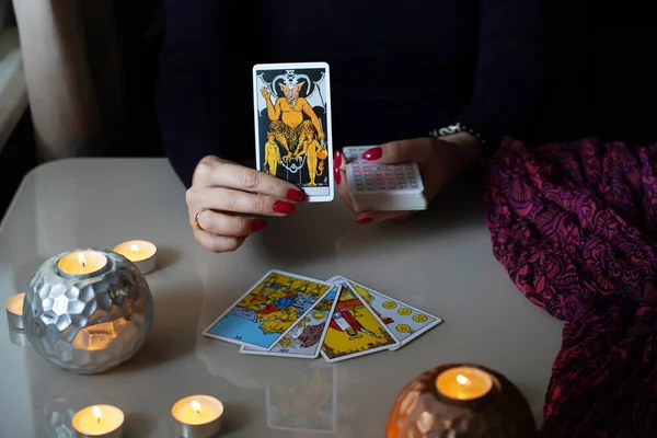 Defokted misztikus rituálé tarot kártyák, és gyertyák. — Stock Fotó