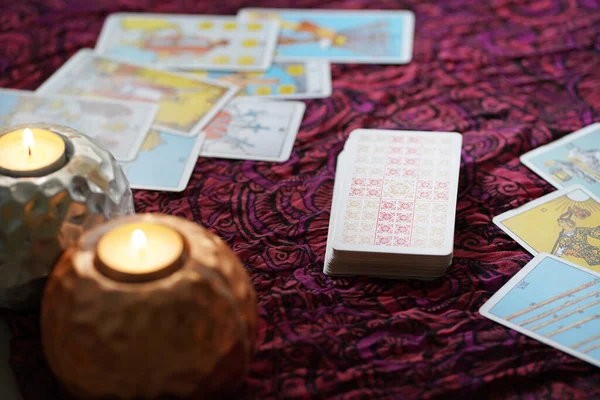 Rituel mystique déconcentré avec cartes de tarot et bougies. — Photo