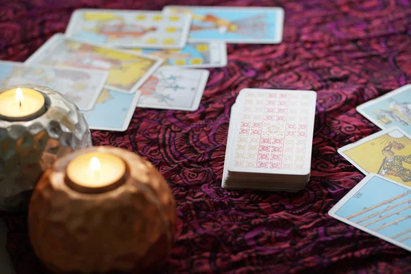 Tarot kartları ve mumlarla odaklanmış mistik ayin.. 