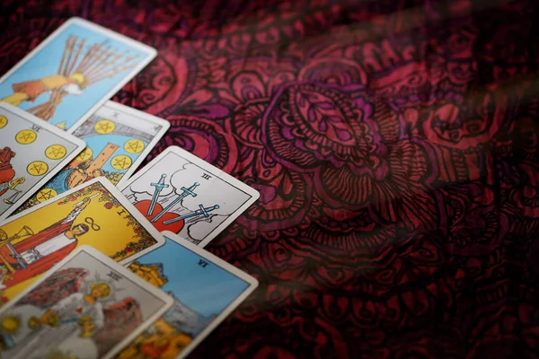 Gedeocaliseerd mystiek ritueel met tarotkaarten en kaarsen. — Stockfoto