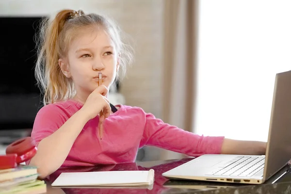 Coronavirus home school concept, quarantaine. Meisje doet huiswerk. — Stockfoto