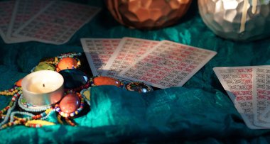 Tarot kartları ve mumlarla odaklanmış mistik ayin.. 