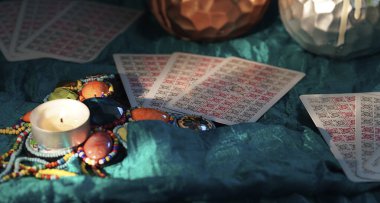 Para çekmek için sihir, ritüeller ve kader kehanetleri, tarot kartları.