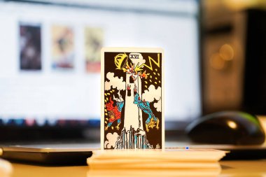  Odaklanamayan illüstrasyon tarot kartları.