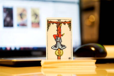  Odaklanamayan illüstrasyon tarot kartları.