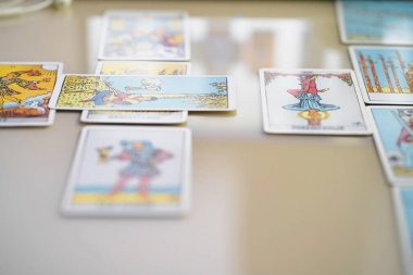  Odaklanamayan illüstrasyon tarot kartları.