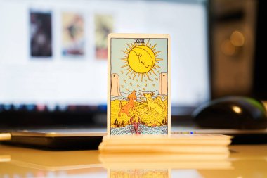  Odaklanamayan illüstrasyon tarot kartları.