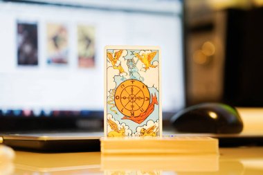  Odaklanamayan illüstrasyon tarot kartları.