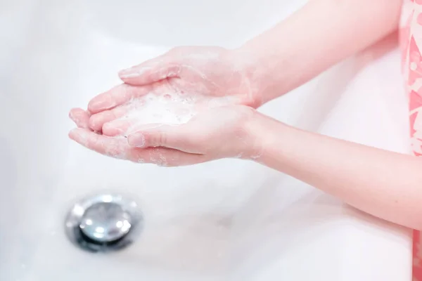 衛生概念。水で蛇口の下に石鹸で手を洗う. — ストック写真