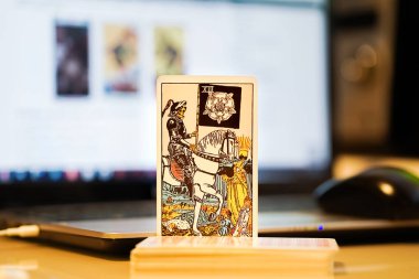  Odaklanamayan illüstrasyon tarot kartları.