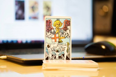  Odaklanamayan illüstrasyon tarot kartları.