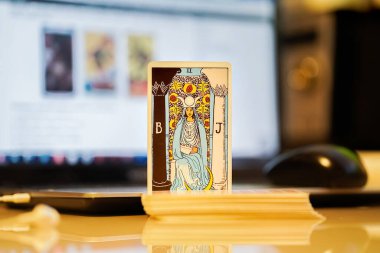  Odaklanamayan illüstrasyon tarot kartları.