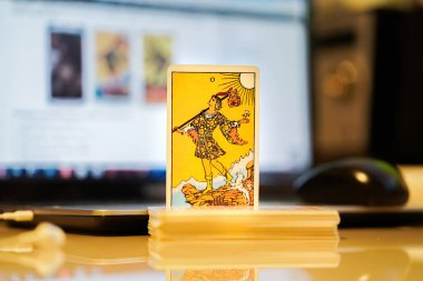  Odaklanamayan illüstrasyon tarot kartları.