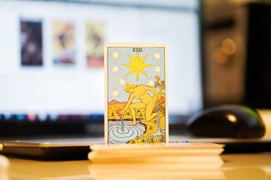  Odaklanamayan illüstrasyon tarot kartları.