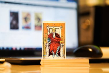  Odaklanamayan illüstrasyon tarot kartları.