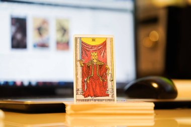  Odaklanamayan illüstrasyon tarot kartları.