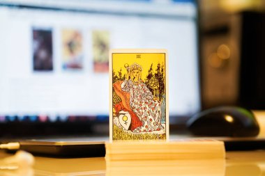  Odaklanamayan illüstrasyon tarot kartları.