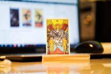  Odaklanamayan illüstrasyon tarot kartları.