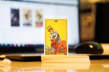  Odaklanamayan illüstrasyon tarot kartları.