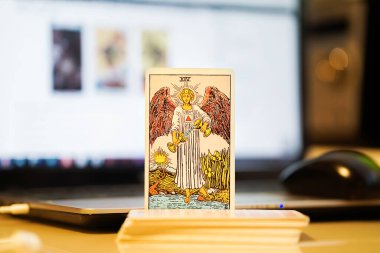  Odaklanamayan illüstrasyon tarot kartları.