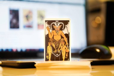  Odaklanamayan illüstrasyon tarot kartları.