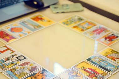  Odaklanamayan illüstrasyon tarot kartları.