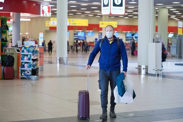 Europeu redbeard homem está em proteção médico máscara no aeroporto — Fotografia de Stock