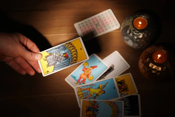 Tarotové karty, rituál věštění s okultními a esoterickými symboly. — Stock fotografie