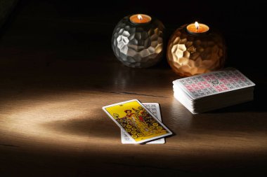 Tarot kartları, falcılık ayini ve esrarengiz semboller.. 