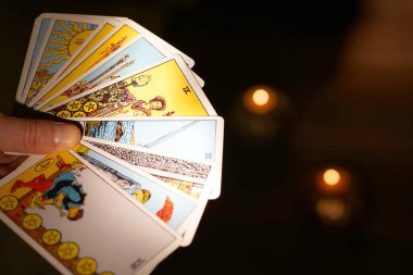 Tarot kartları, falcılık ayini ve esrarengiz semboller.. 