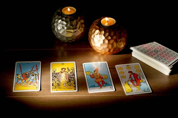 Cartes de tarot, rite de la bonne aventure avec des symboles occultes et ésotériques . — Photo
