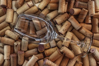 Şarap mantarları için boş şarap kadehi. Şarap üreticileri ve restoran menüleri için doğal zıt zemin