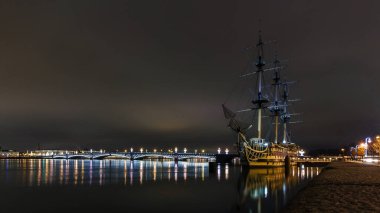 Rusya, St. Petersburg 'un merkezi, Neva Embankment. Uçan Hollandalı, nehirdeki eski bir gemi restoranı. Şehrin sembolü.