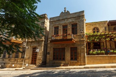 Eski şehrin Azerbaycan, Bakü, Icheri Sheher caddeleri, renkli ve sıradan vatandaşlar. Balkonlar, sokaklar, teraslar, dar geçitler.