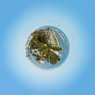 Azerbaycan, Bakü. İnanılmaz panoramik görüntü bir gezegene benziyor. Toprak seti, Hazar Denizi ve bayrağı. Ekoloji ve uzay kavramı