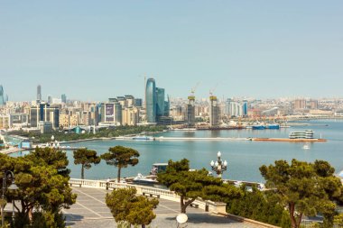 Azerbaycan, Bakü, şehrin panoraması. Hazar Denizi kıyısında yürümek için turistik yerler. Eski ve yeni şehrin mimarisi. İnsanlar olmadan