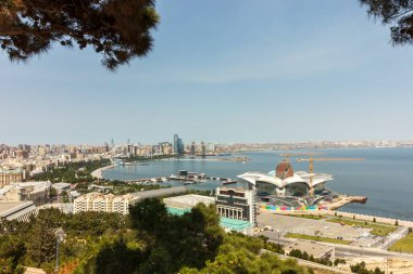 Azerbaycan, Bakü, şehrin panoraması. Hazar Denizi kıyısında yürümek için turistik yerler. Eski ve yeni şehrin mimarisi. İnsanlar olmadan