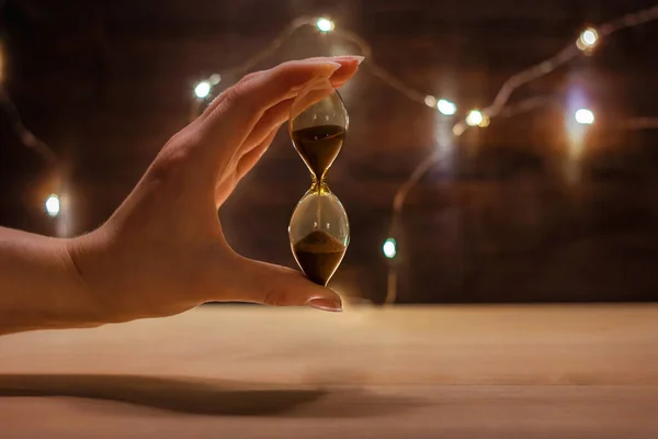 Жіноча Рука Тримає Пісочний Годинник Символізує Контроль Часу Витраченого Безповоротно — стокове фото