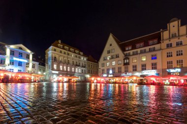 Estonya, Tallinn, eski şehrin merkez belediye binası meydanı. Bir eğlence yeri ve çok sayıda kafe. Tarihi binalar ve kültür