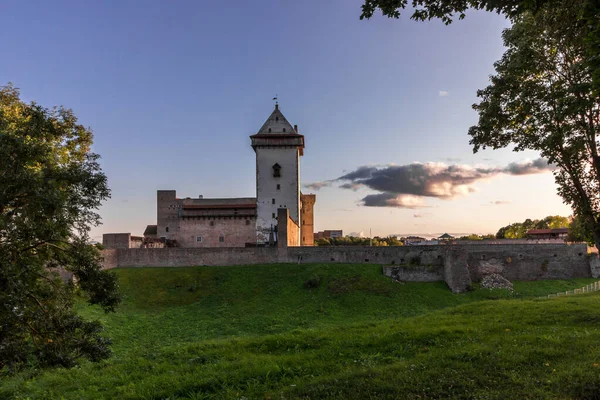 Estland Narva Majestätisk Medeltida Slott Stranden Floden Gränskontroll För Resenärer — Stockfoto