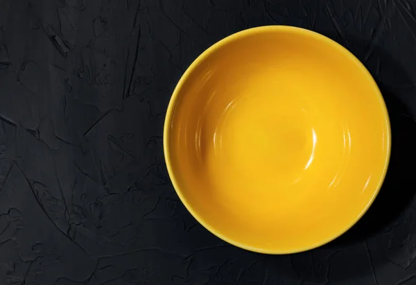 Gelbe Keramikteller Auf Schwarzem Hintergrund Handgefertigt Loft Oder Grunge Stil — Stockfoto