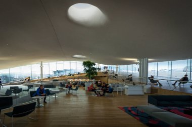 Helsinki, Finlandiya - 02 Eylül 2019: Helsinki Şehir Kütüphanesi Oodi, yaratıcılık için bir yer.