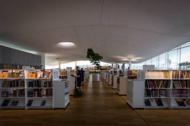 Helsinki, Finlandiya - 02 Eylül 2019: Helsinki Şehir Kütüphanesi Oodi, kitaplıklar