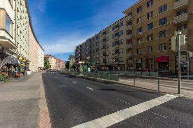 Helsinki, Finlandiya - 02 Eylül 2019: Ulaşım limanı ve halkı olmayan şehir sokakları.