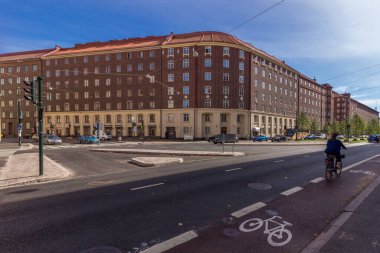 Helsinki, Finlandiya - 02 Eylül 2019: Ulaşım limanı ve halkı olmayan şehir sokakları.