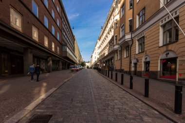 Helsinki, Finlandiya - 02 Eylül 2019: Ulaşım limanı ve halkı olmayan şehir sokakları.