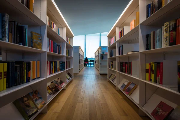 핀란드 2019 Helsinki City Library Oodi Bookshelts — 스톡 사진