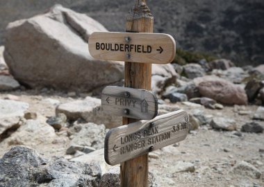 Rocky Dağı Ulusal Parkı, Colorado 'daki Kayalık Alanı & privy & Longs Peak Trail işaretleri