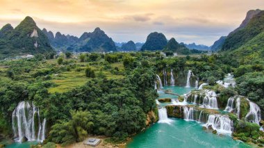 Gioc şelalesi, Vietnam, panoramik manzara. Dünyanın en güzel şelalelerinden biri..